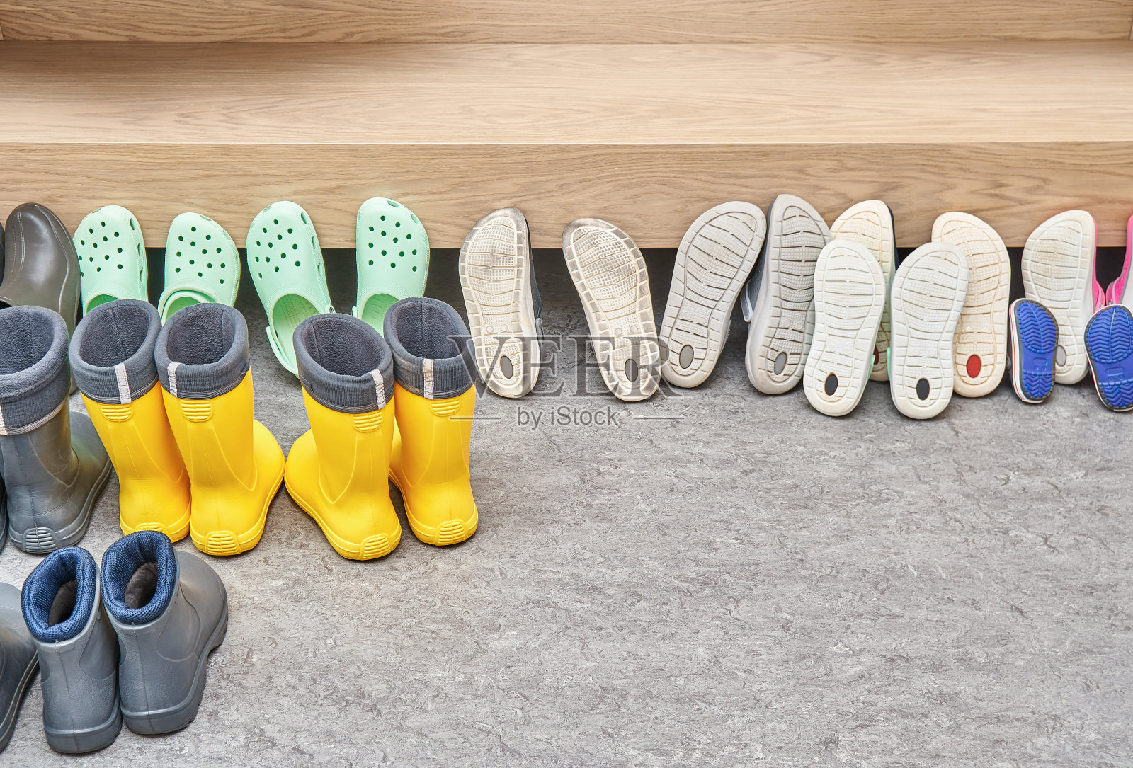 靠近家具的鞋子，用轻胶合板和橡木单板制成照片摄影图片