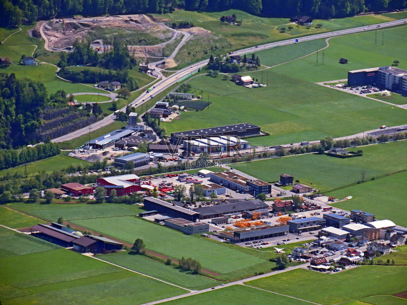 瑞士奥布瓦尔登州的Alpnach州的Pilatus山脉上，可以看到居住在Alpnachersee湖和Sarnersee湖之间的肥沃山谷。照片摄影图片