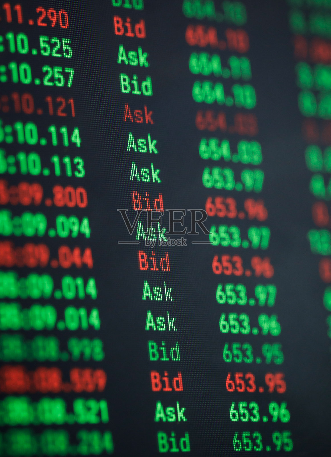 浅层景深(选择性聚焦)图像与数字屏幕上的加密货币交易的细节。照片摄影图片