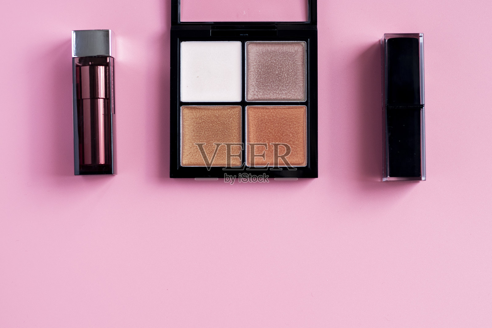 一套装饰化妆品上的彩色背景。眼影和口红照片摄影图片