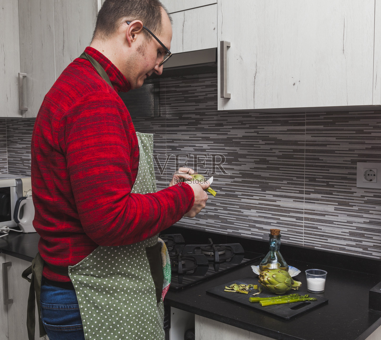 一个男人在煮蔬菜照片摄影图片