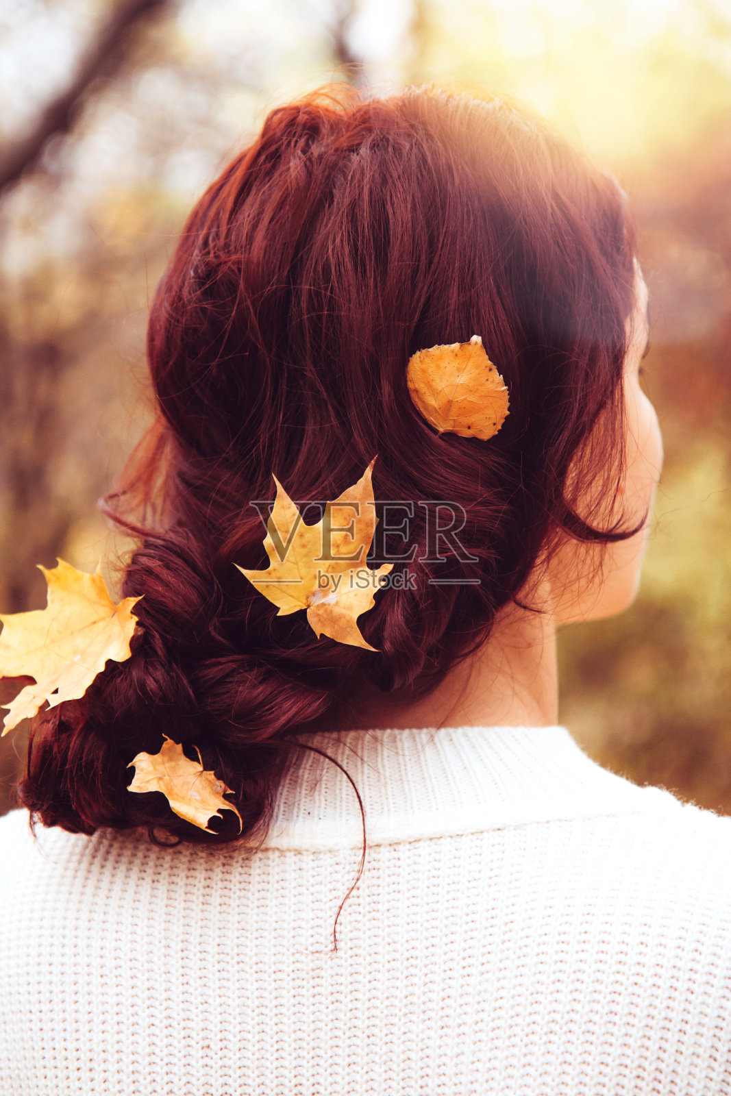 秋天的女人。红发，秋叶黄叶的年轻女子。秋天，美丽的女孩在户外散步照片摄影图片