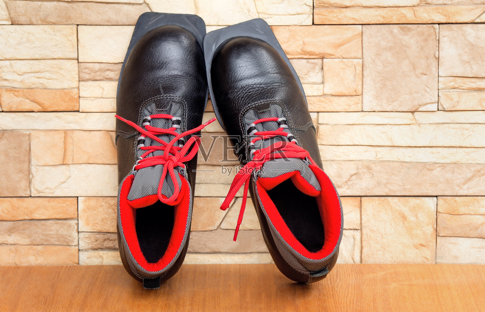 白色背景上的黑色滑雪靴。照片摄影图片