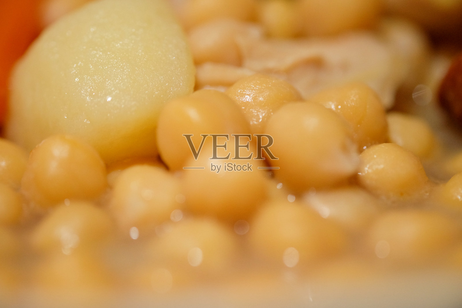 鹰嘴豆炖蔬菜，火腿和鸡肉照片摄影图片