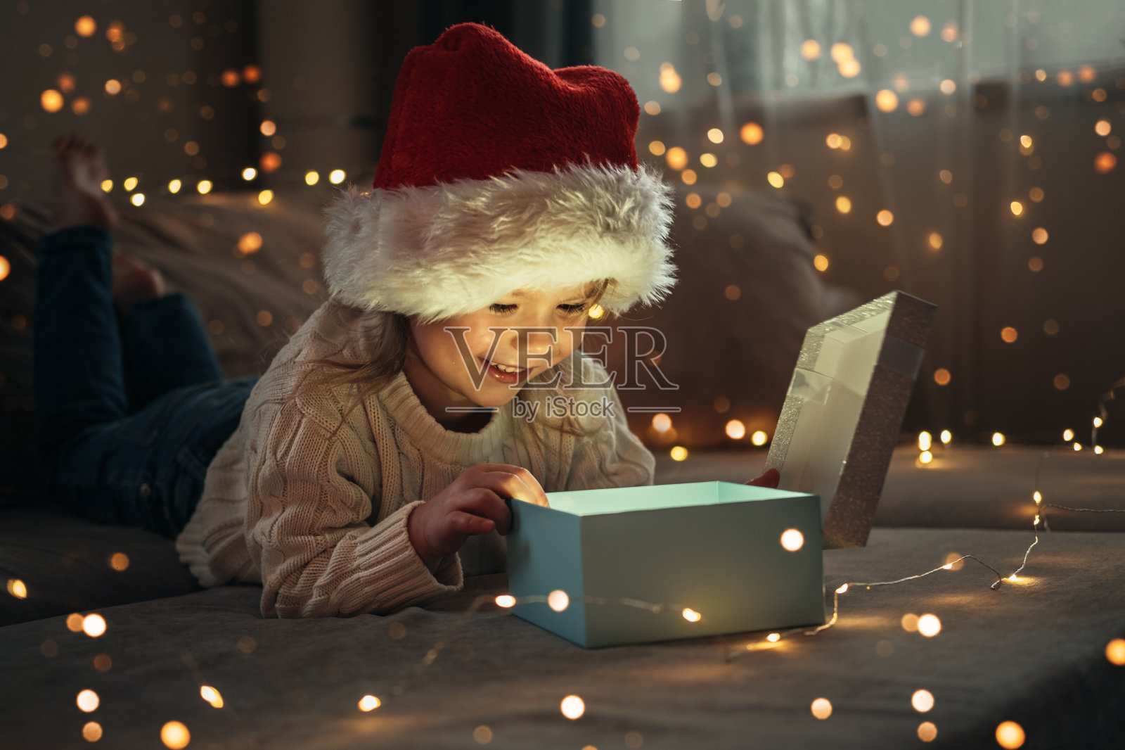 小女孩打开了魔法礼品盒。照片摄影图片