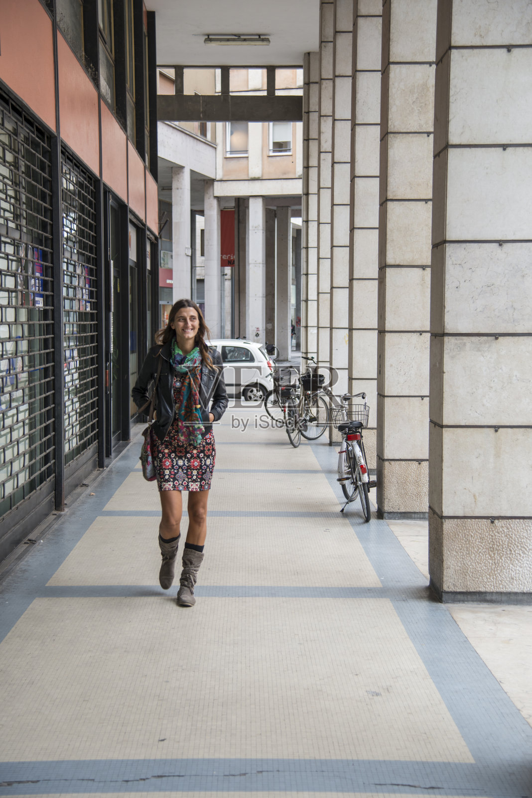 一个年轻女子走在城市里照片摄影图片