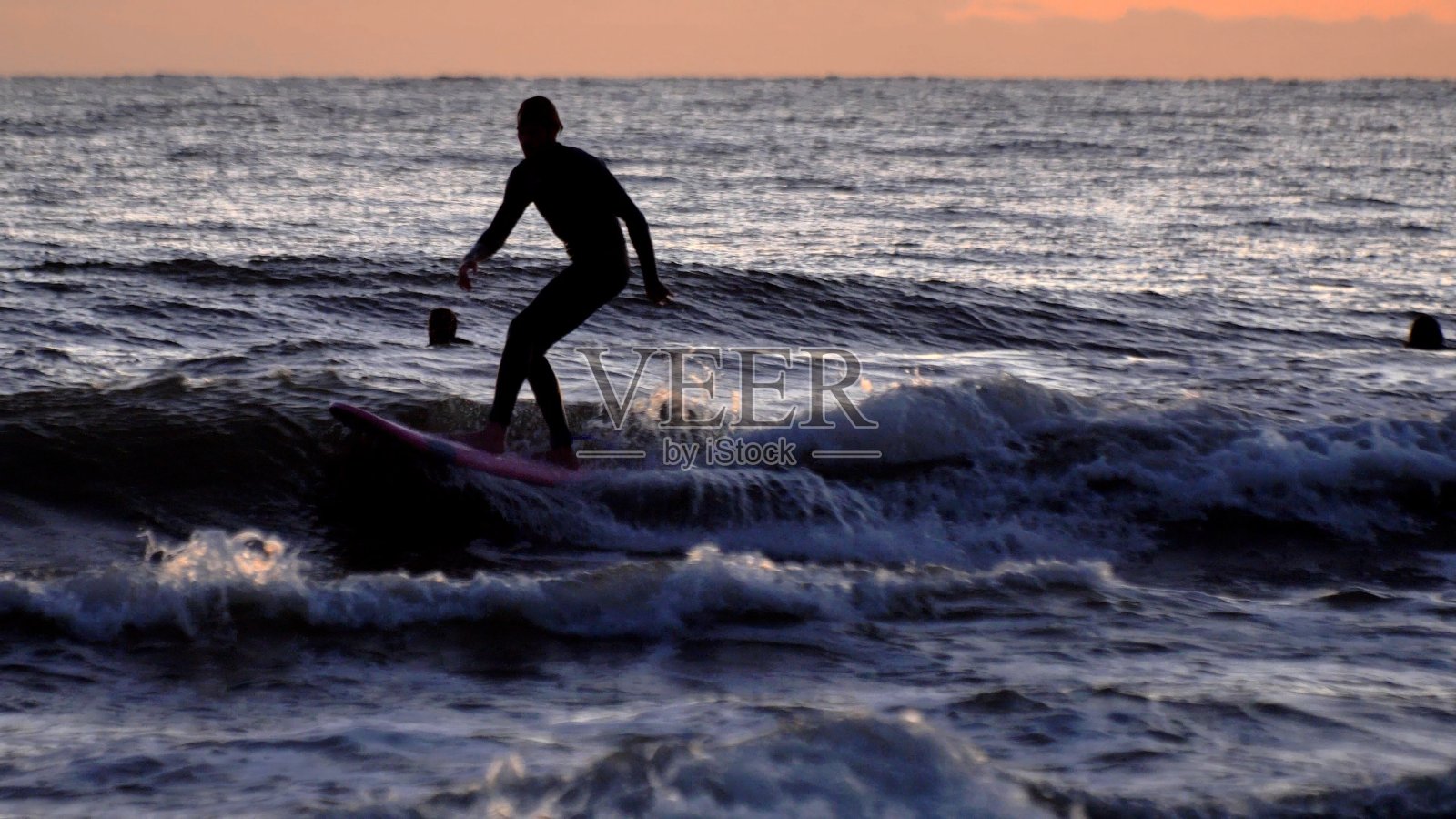 在日落后的波罗的海冲浪海浪的剪影慢动作照片摄影图片