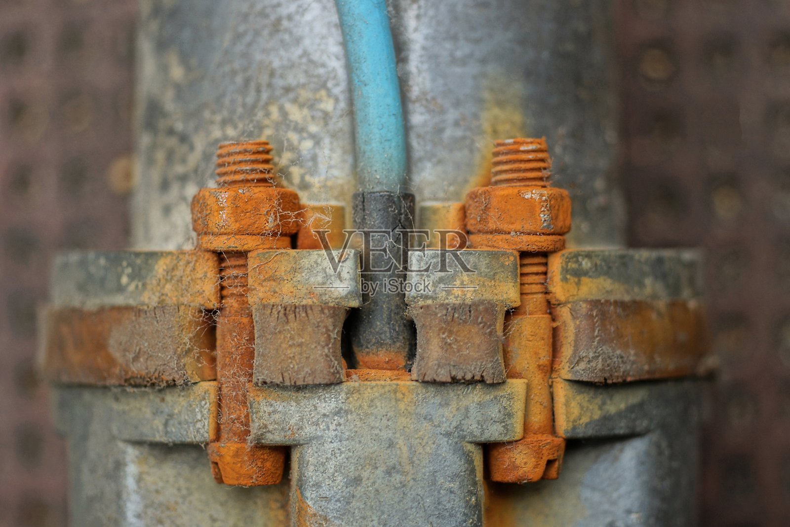 部分老式灰色电动水泵电机照片摄影图片