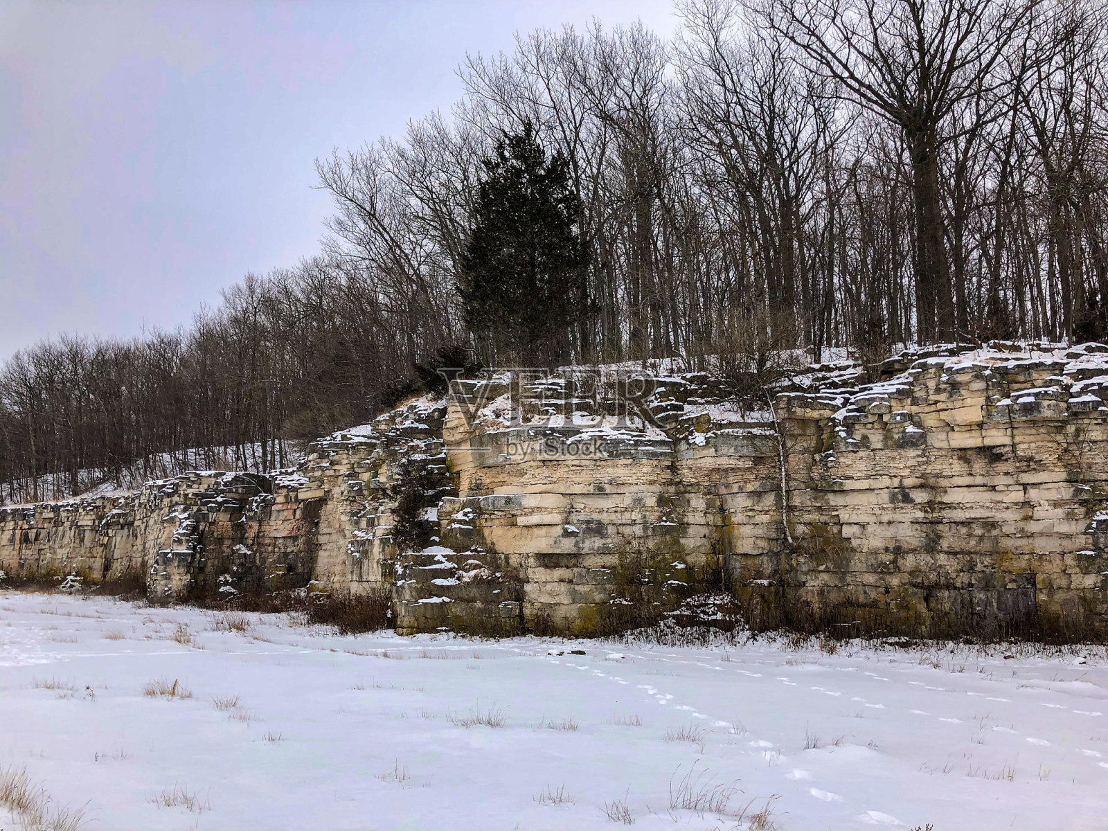 威斯康星州高悬崖州立公园的雪景照片摄影图片