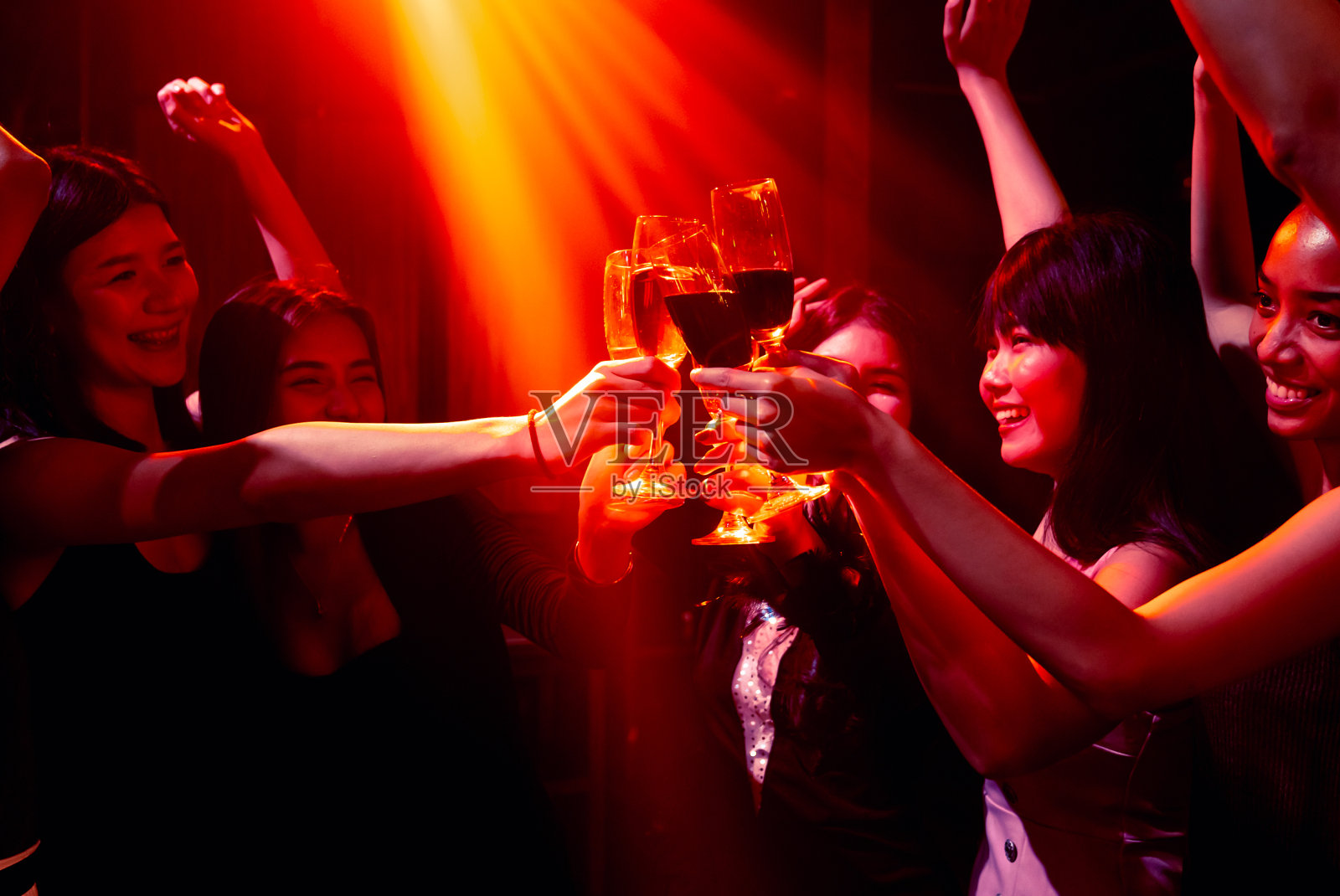 年轻人举行庆祝聚会，喝酒跳舞照片摄影图片