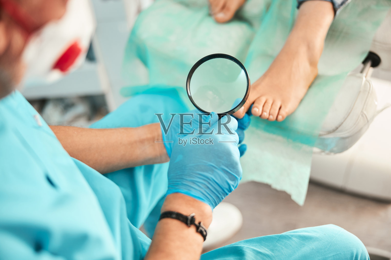 男性手握放大镜的特写照片摄影图片