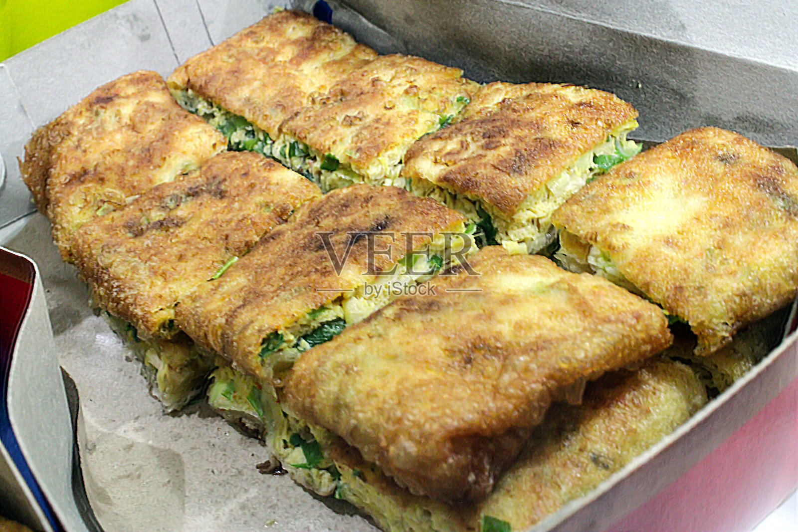 一种用鸡肉做馅的特制martabak照片摄影图片