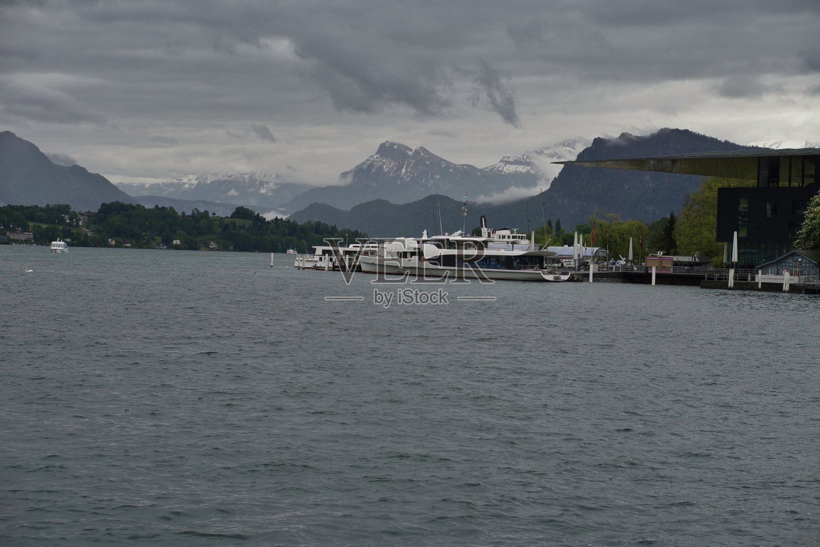 阿尔卑斯山的全景从卢塞伦湖在瑞士在一个多云的阴天d照片摄影图片