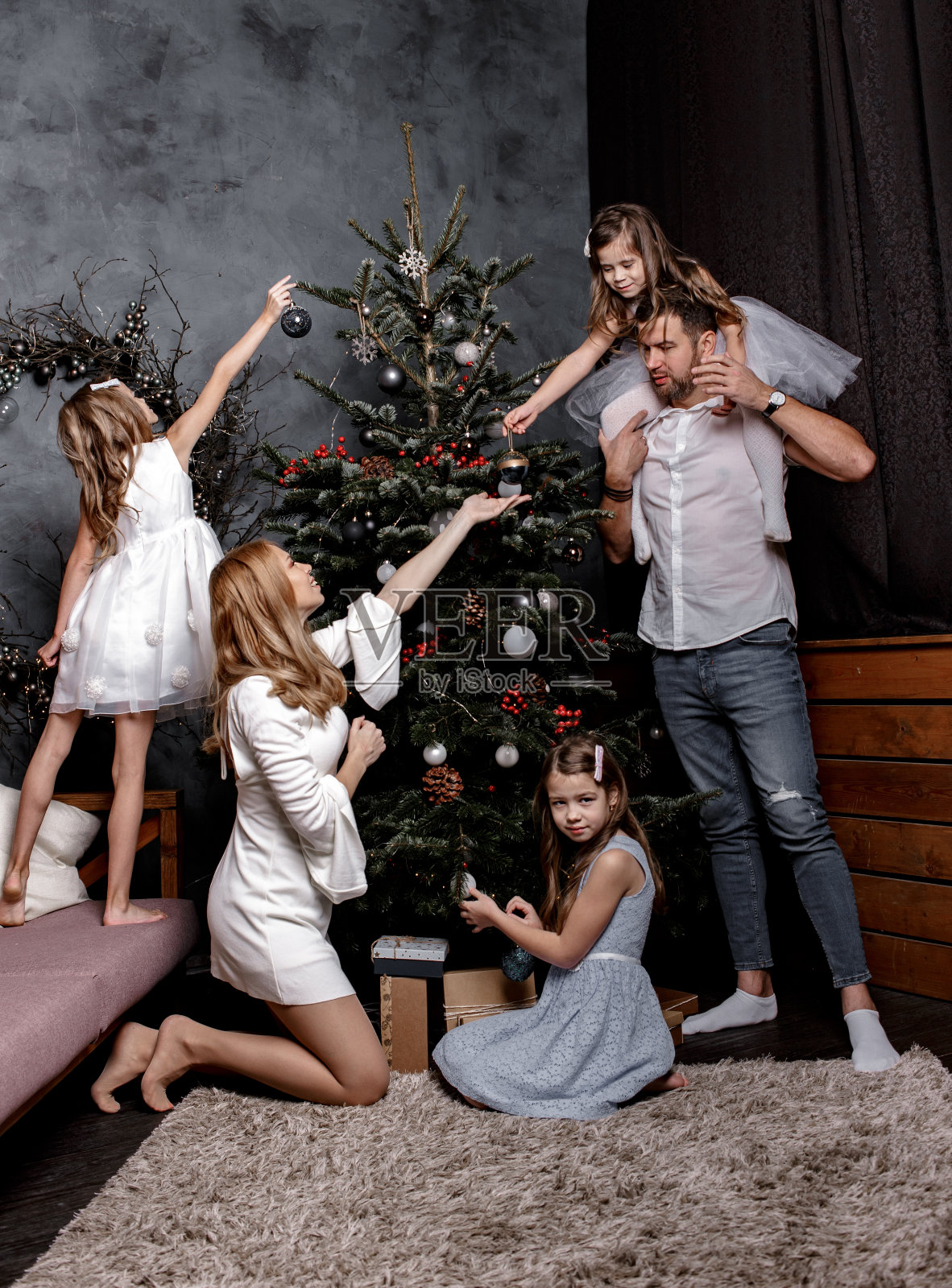 家人在家里装饰圣诞树照片摄影图片