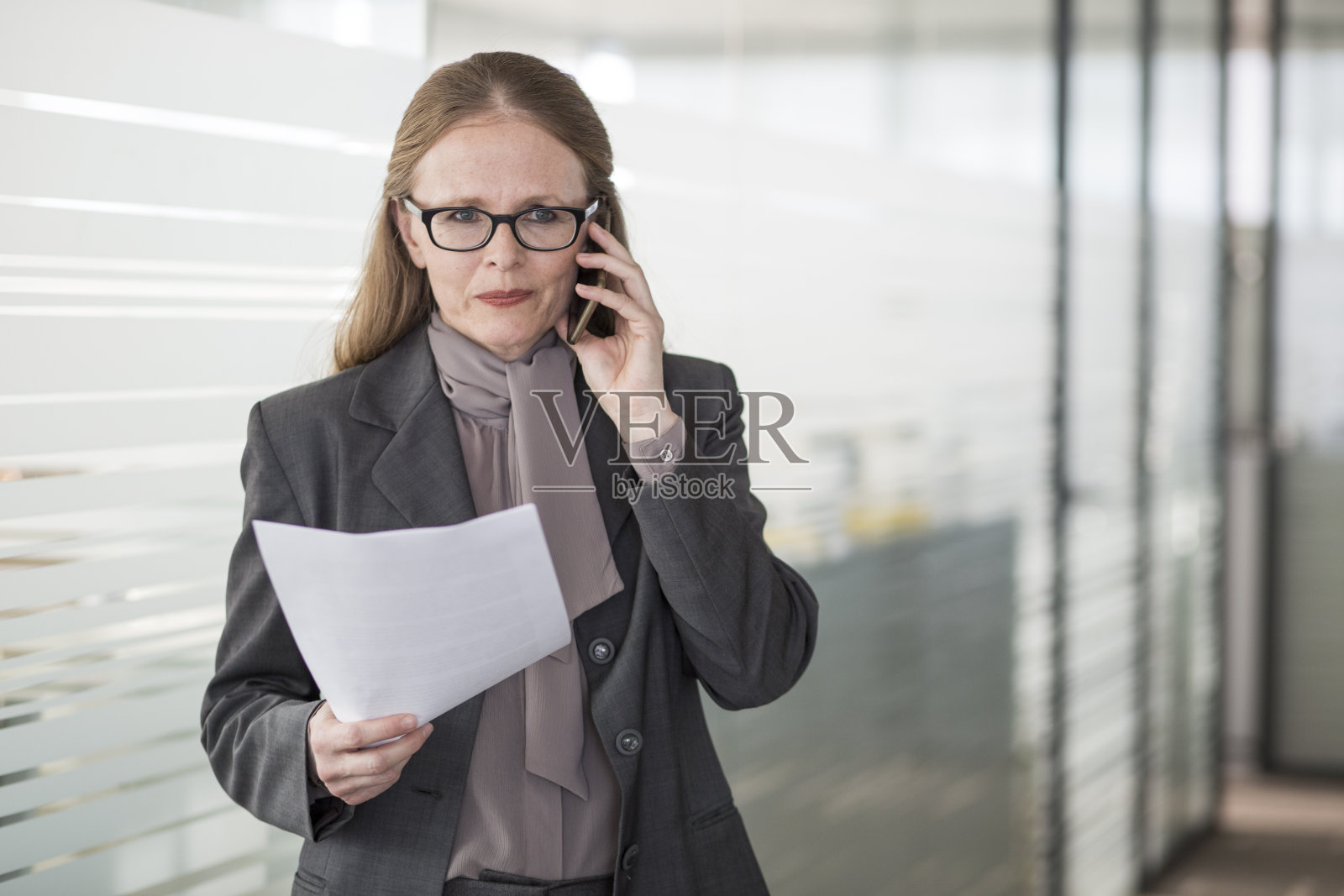 成熟的女商人，有一些证件照片摄影图片