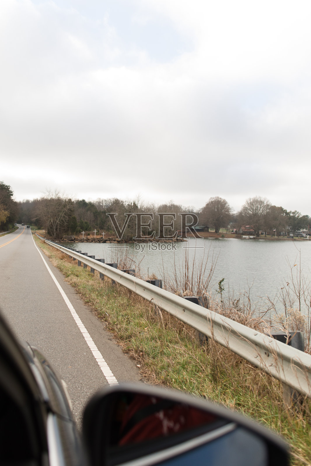 穆尔斯维尔湖畔小镇的滨水景观，北卡罗来纳州，夏洛特北部照片摄影图片