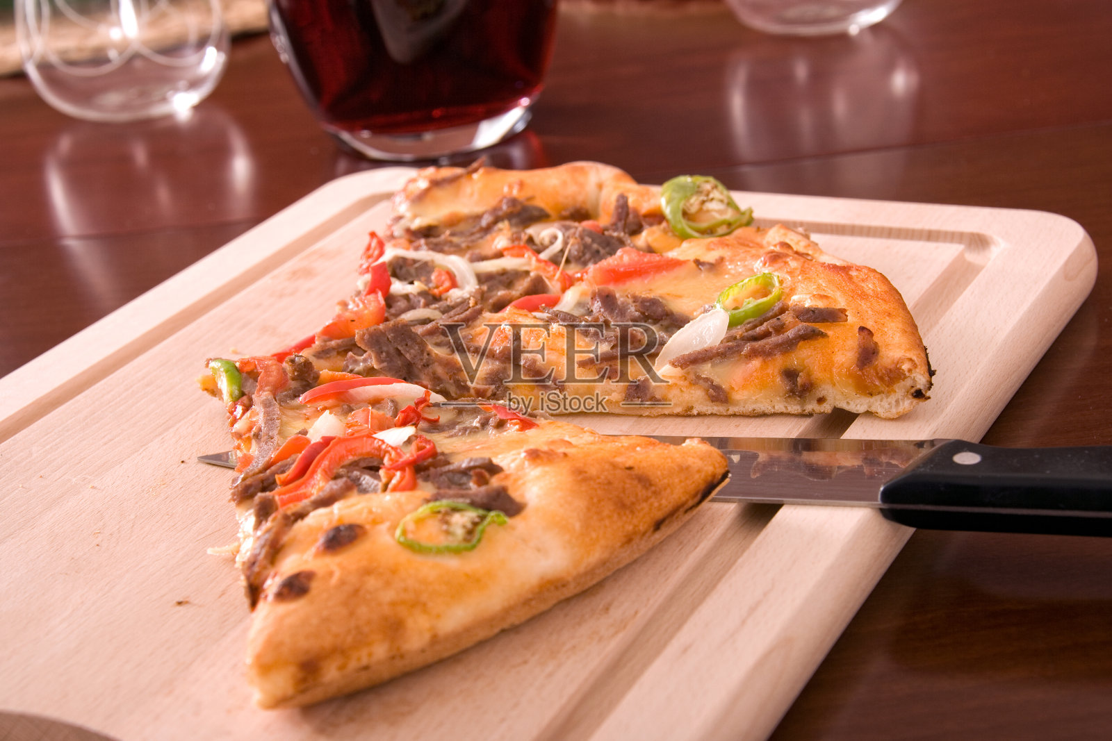 近距离切片披萨在厨房的桌子上照片摄影图片