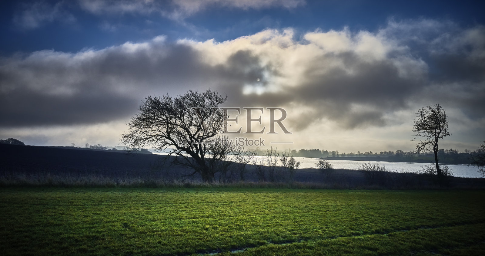 太阳破云而出照片摄影图片