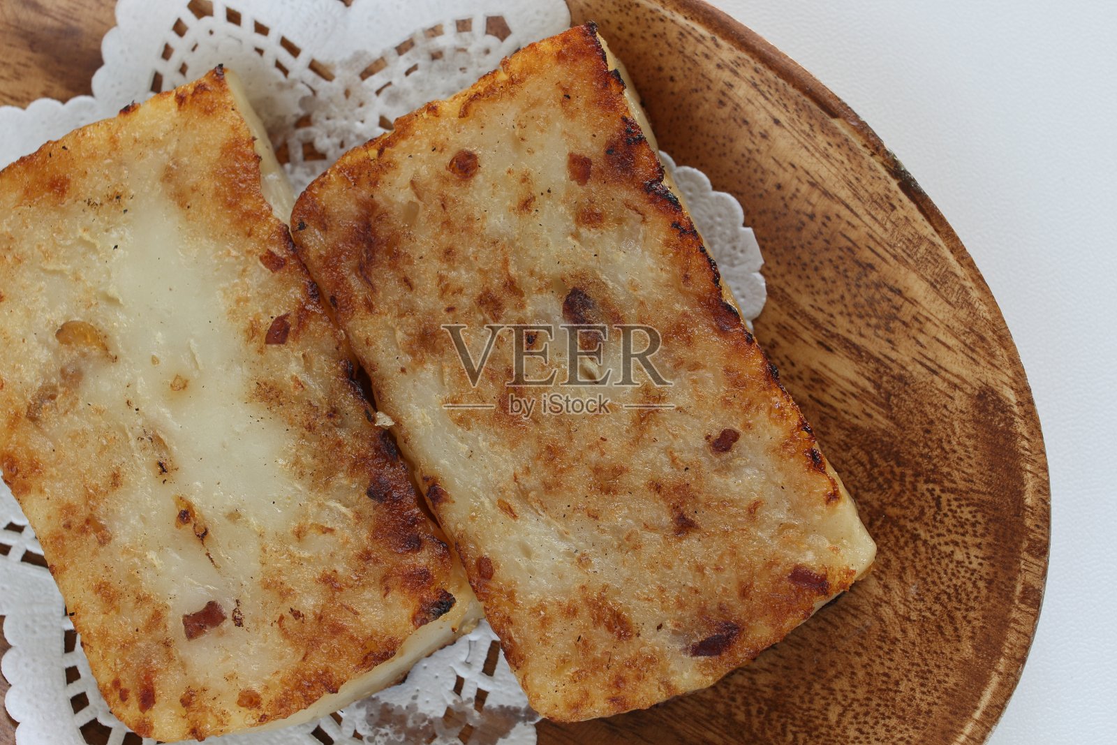 年夜饭，用平底锅炸萝卜糕盛在盘子里照片摄影图片