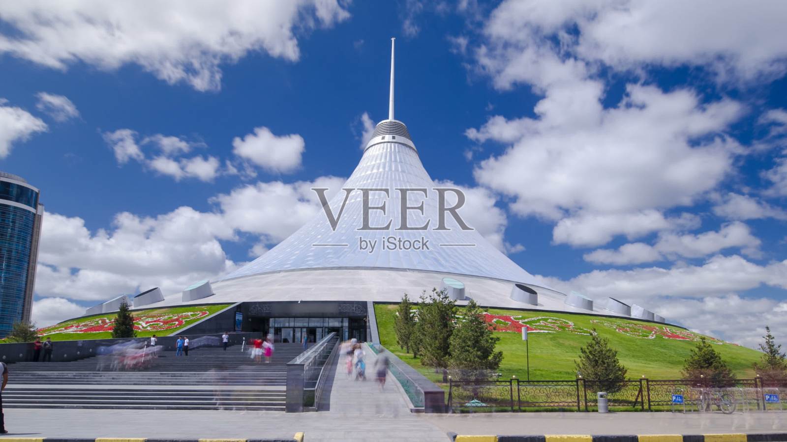 哈萨克斯坦阿斯塔纳的汗沙特尔时间断层。这座城市的居民正在散步和休息照片摄影图片