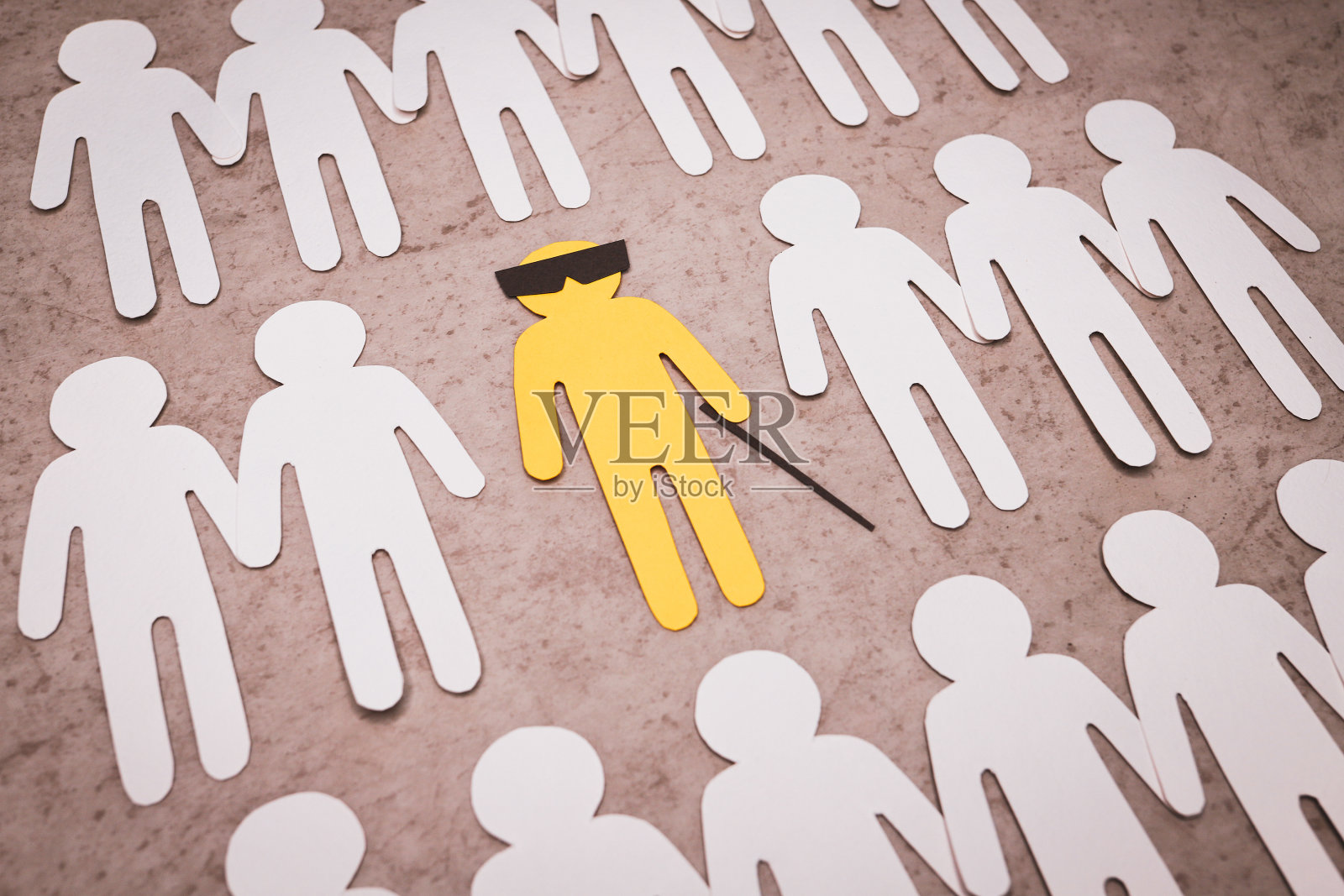 一个盲人的身影在白色的人群中间。照片摄影图片