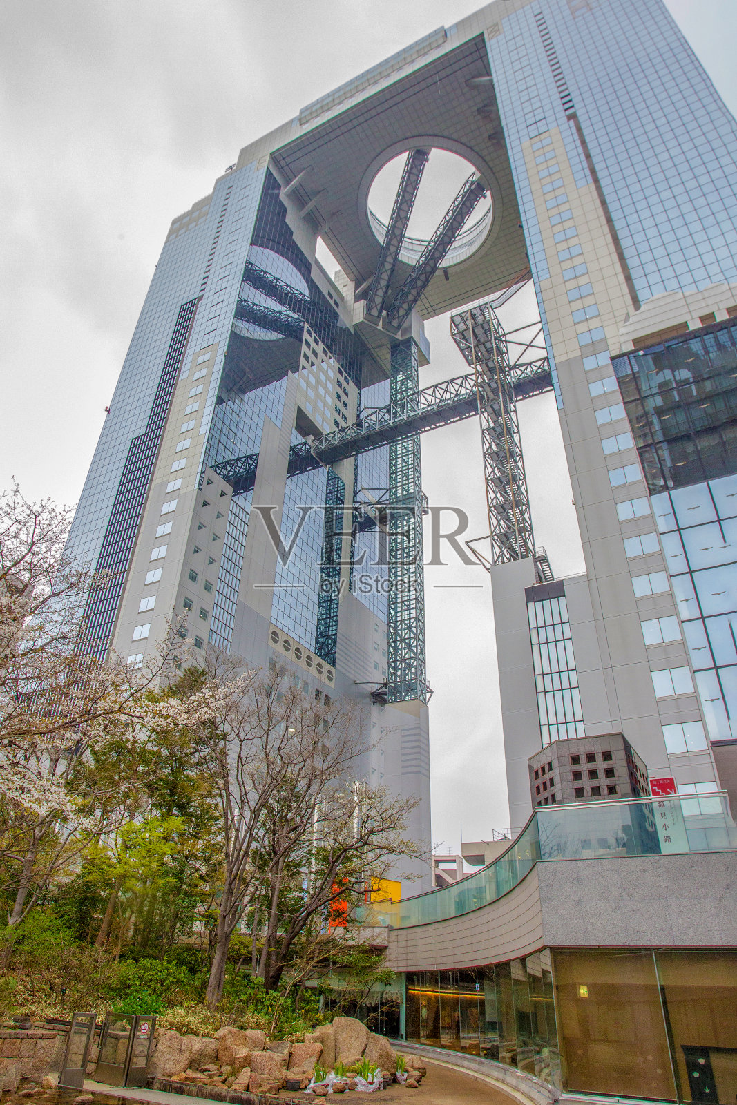 有趣的建筑——大阪的摩天大楼。樱花在花园的底部照片摄影图片