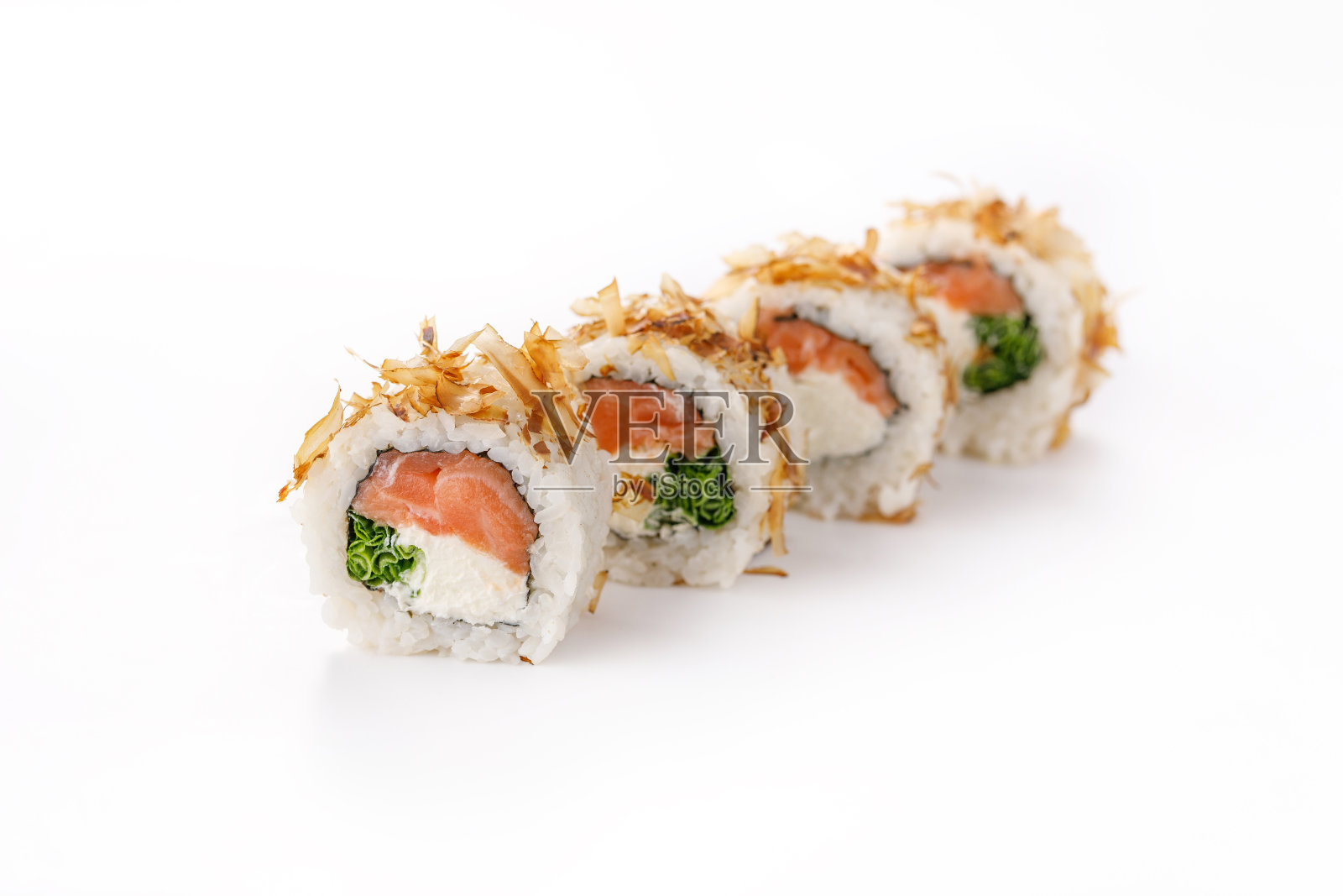 寿司卷和金枪鱼屑放在白色的盘子里。孤立。餐厅的概念。特写镜头。照片摄影图片