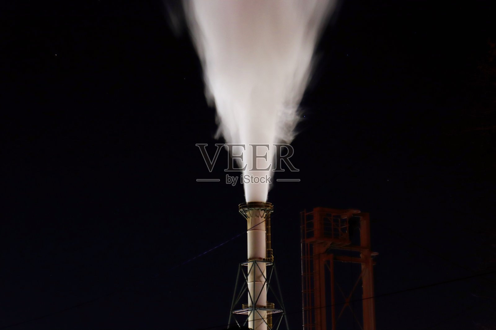 炼油厂冒出白烟照片摄影图片