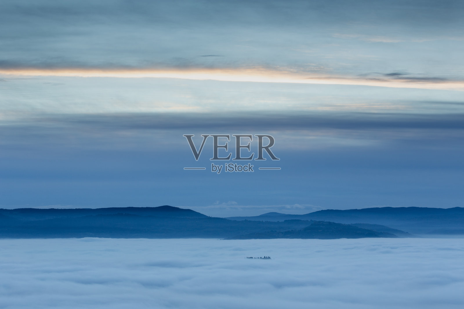 山谷中的雾照片摄影图片