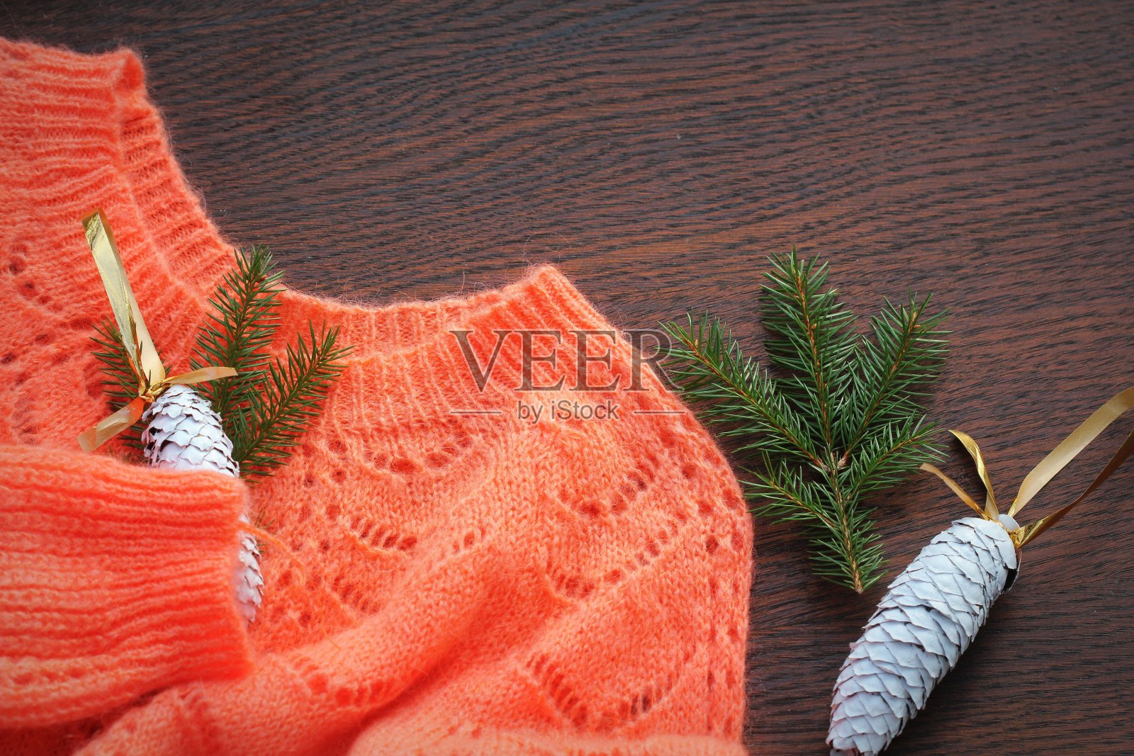 网上圣诞购物和销售概念。扁平的女人针织毛衣与圣诞节装饰照片摄影图片