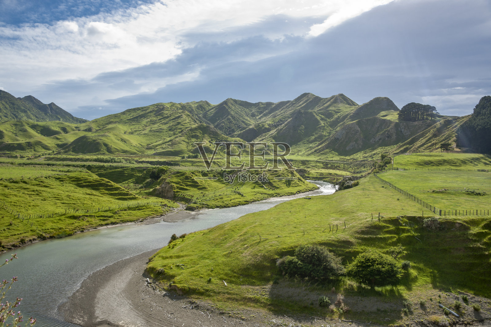 河流蜿蜒穿过瓦伊拉帕丘陵农田照片摄影图片