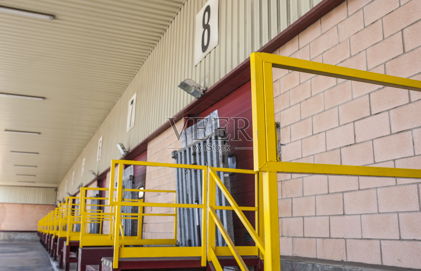 商业大厦的卡车装载码头照片摄影图片