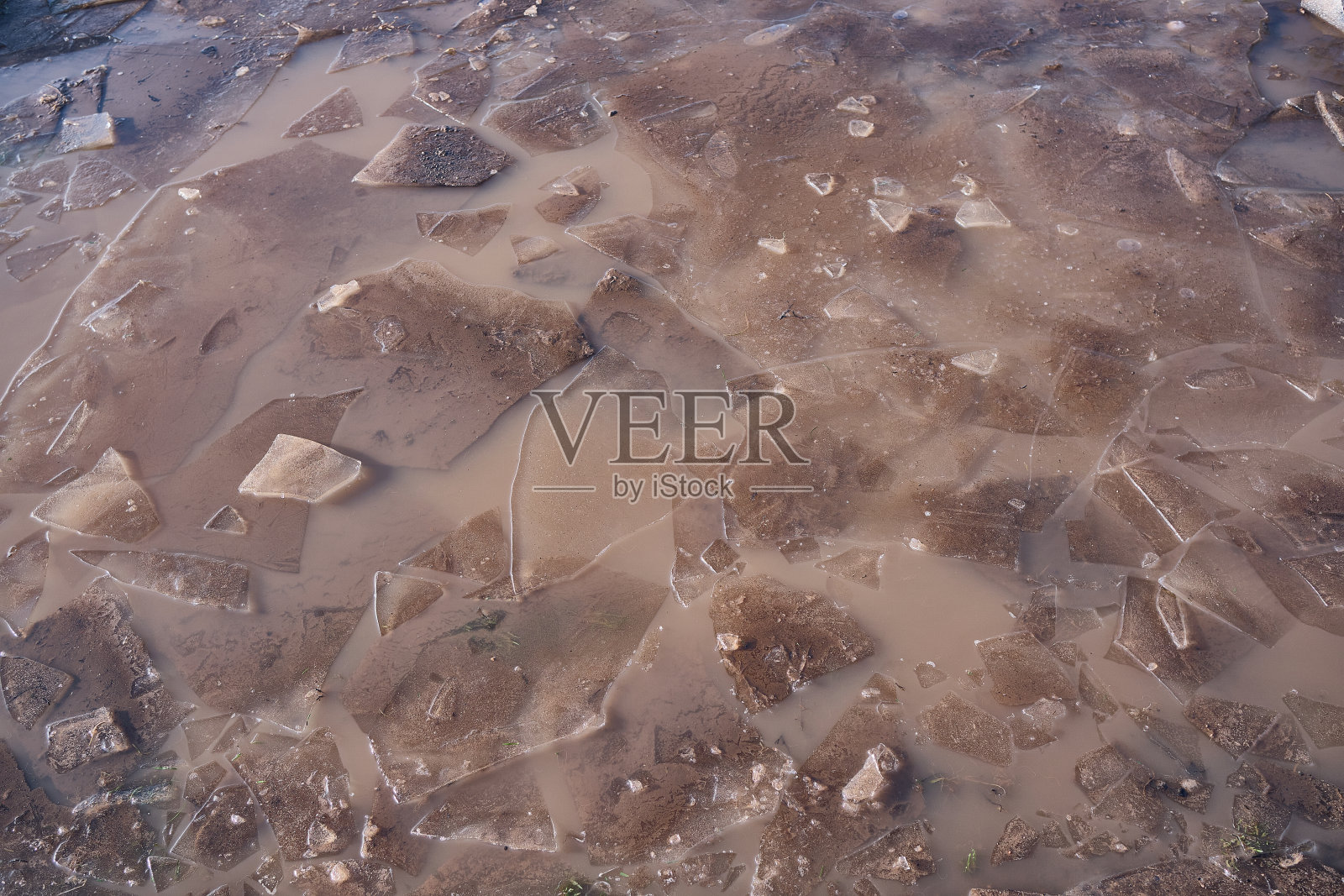 浑水和碎冰。照片摄影图片