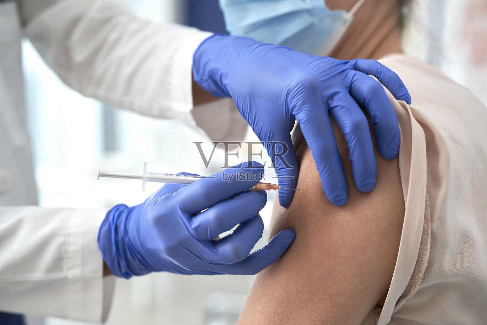 注射疫苗的特写照片摄影图片