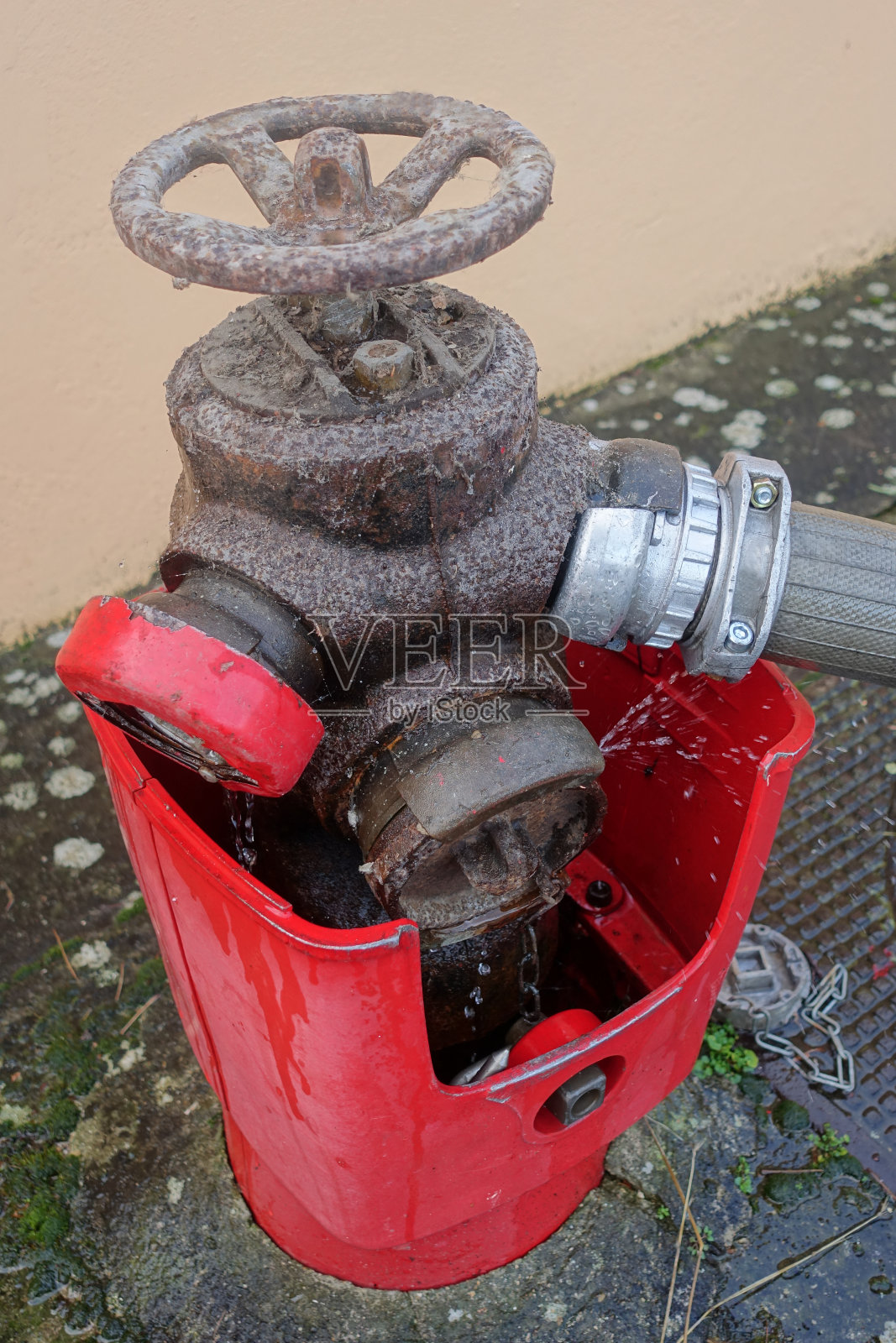 消防消火栓在操作中照片摄影图片