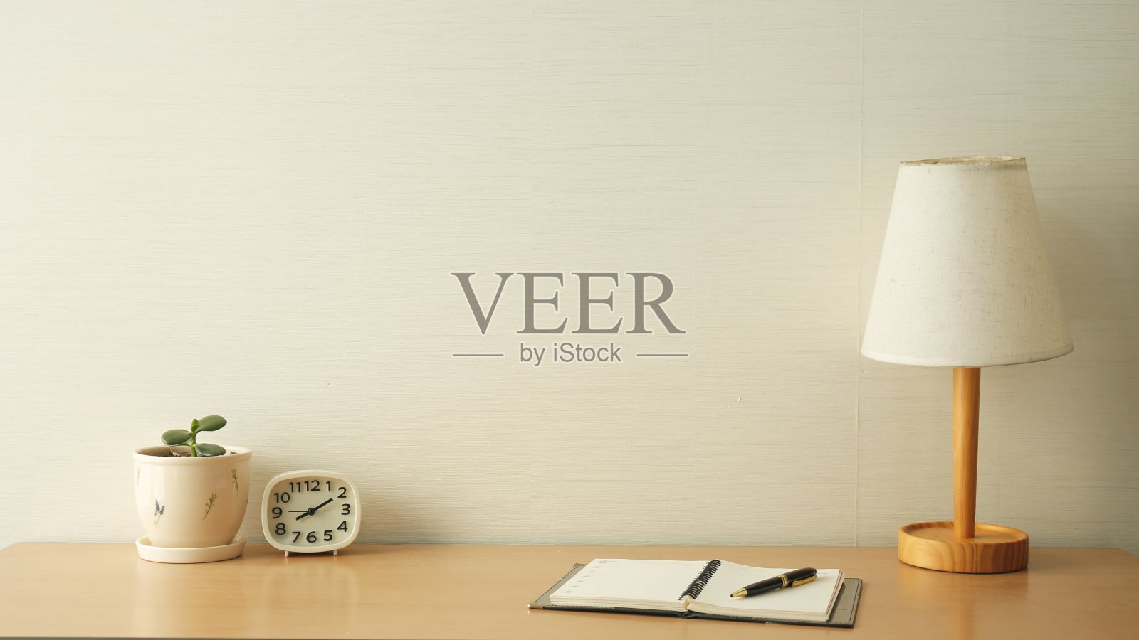 居家工作、木桌、灯、绿植、检疫、Covid-19照片摄影图片