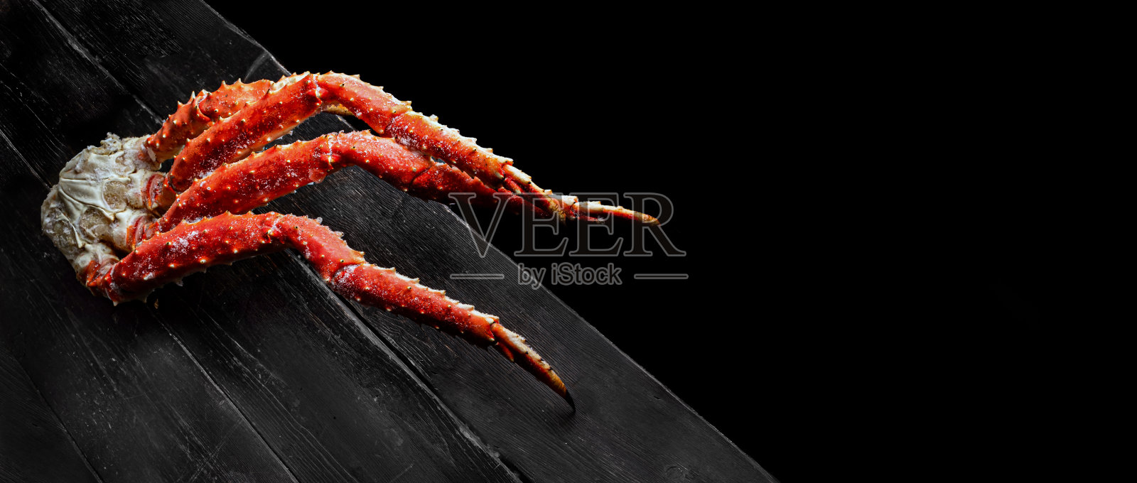 新鲜的蟹爪，复古的木质背景。顶部视图与复制空间。照片摄影图片