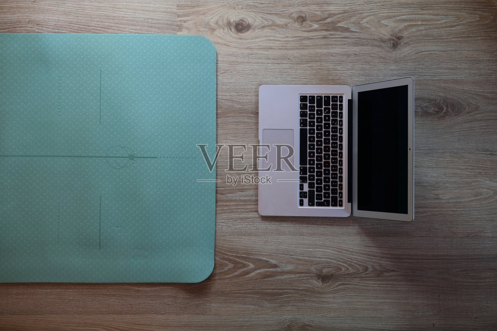 瑜伽和运动前的电脑面试和训练照片摄影图片