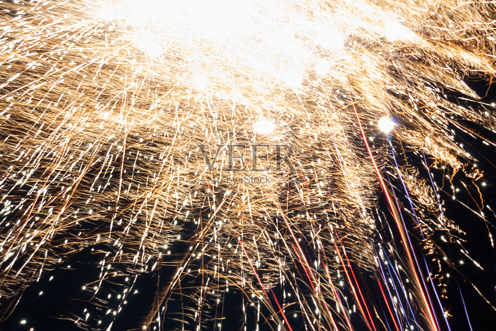 令人惊叹的金色五彩烟花在黑暗的天空。除夕庆祝活动。Ceske Budejovice，捷克共和国照片摄影图片