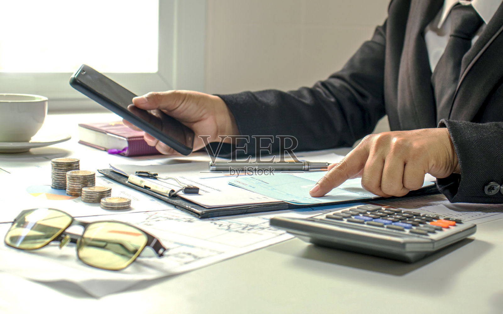 男性会计师忙于处理财务文件和计算业务和财务费用。照片摄影图片