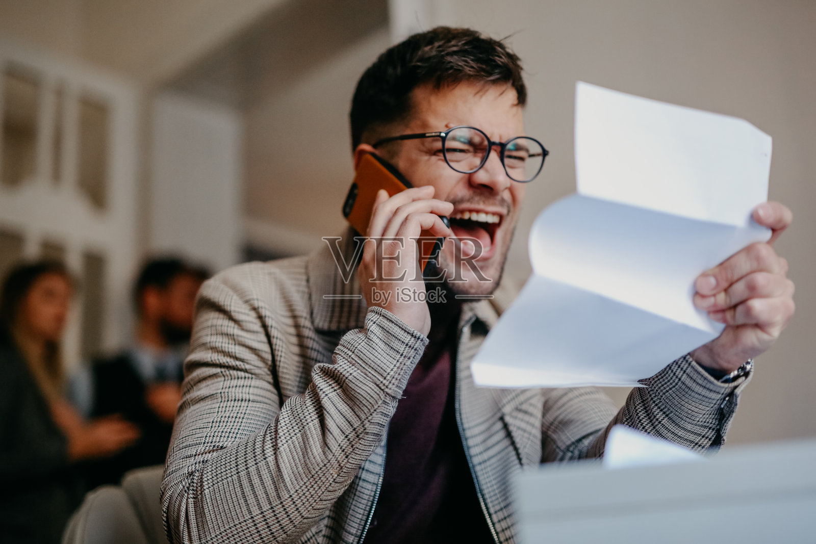 对着电话大喊大叫照片摄影图片