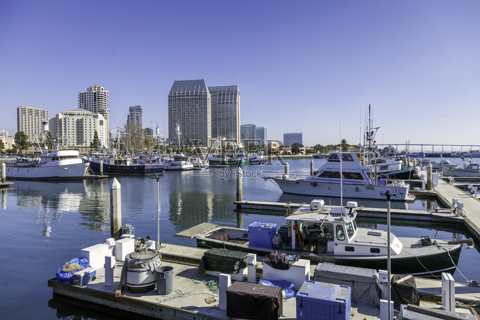 圣地亚哥天际线下的晴朗的蓝天俯瞰滨水码头附近照片摄影图片