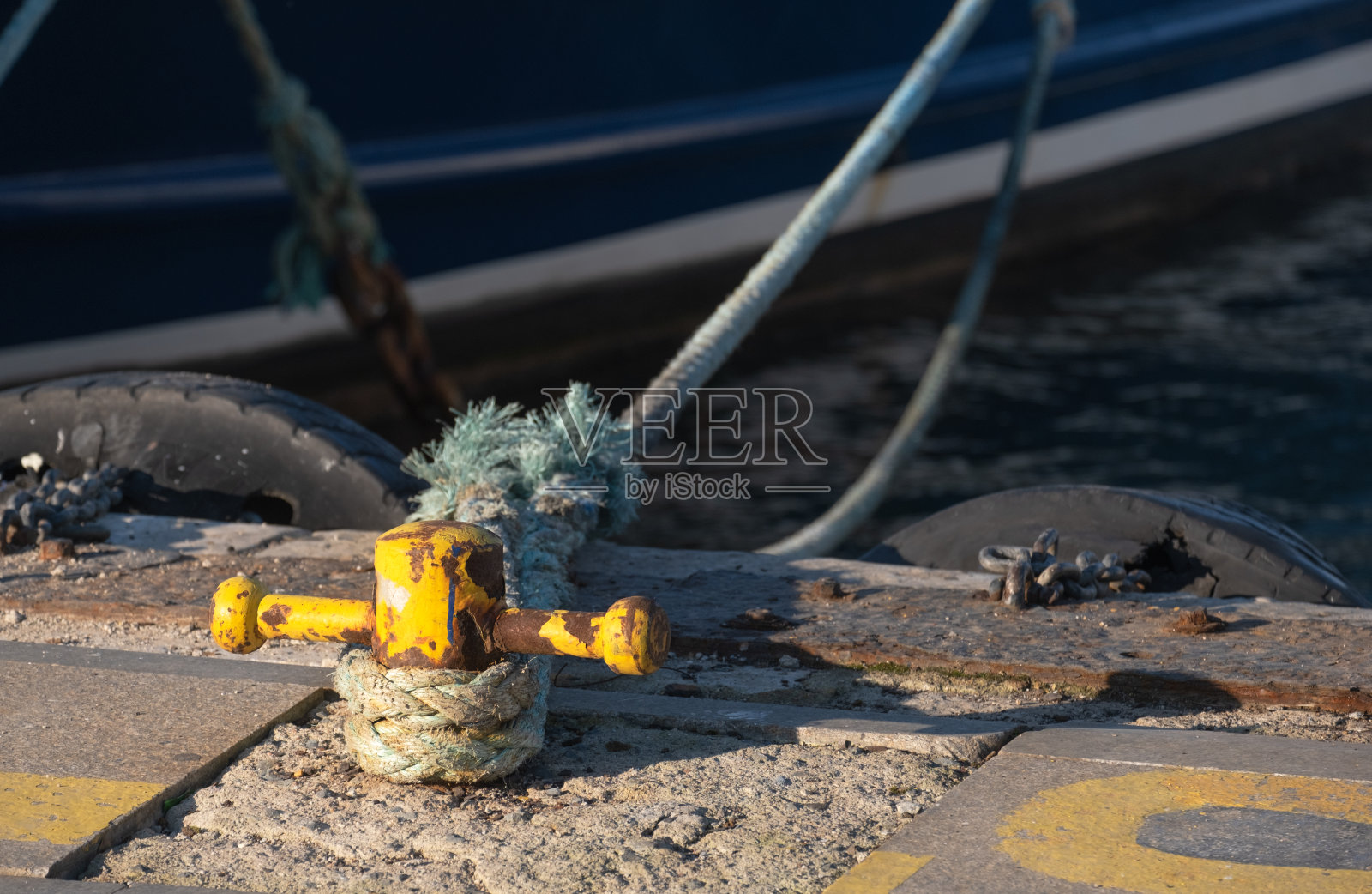 系柱和缆绳系在码头上，系牢，照片摄影图片