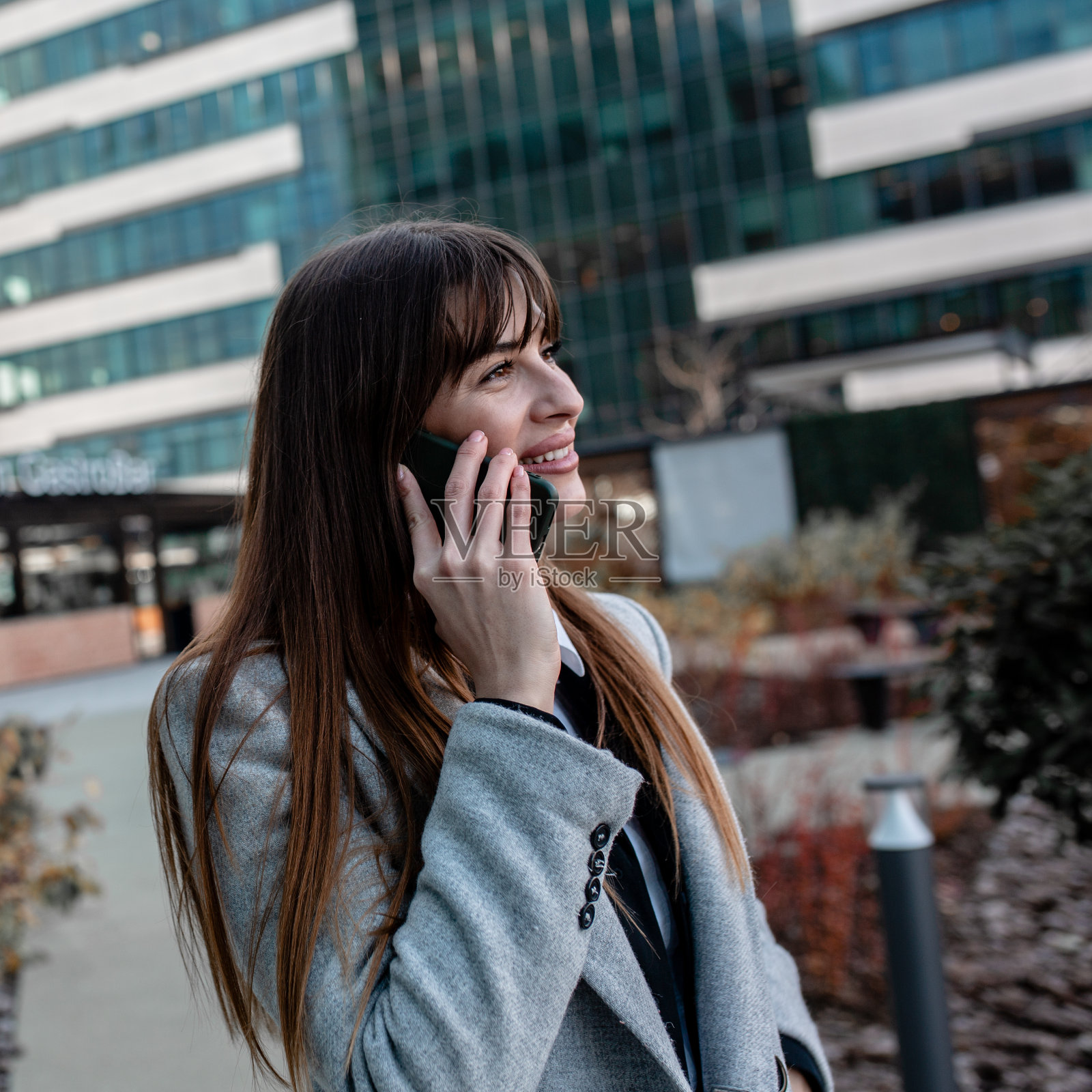 使用户外手机的商业女性照片摄影图片