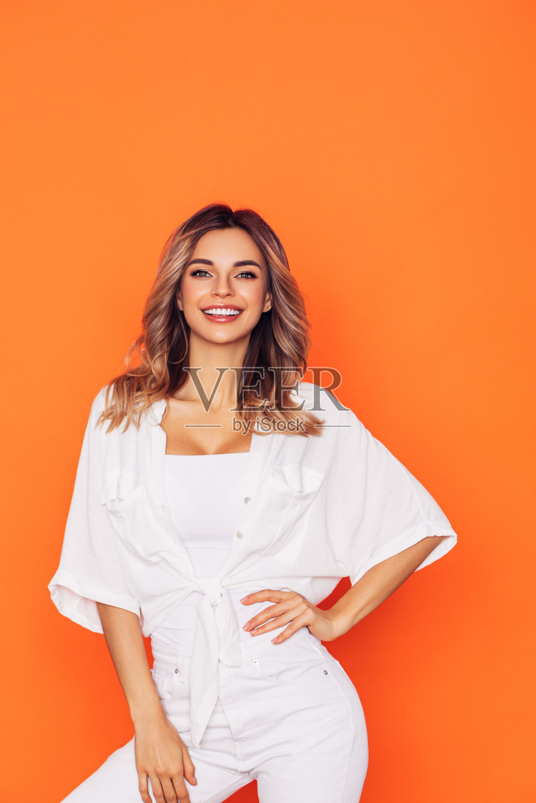 美丽的女孩介绍你的产品照片摄影图片