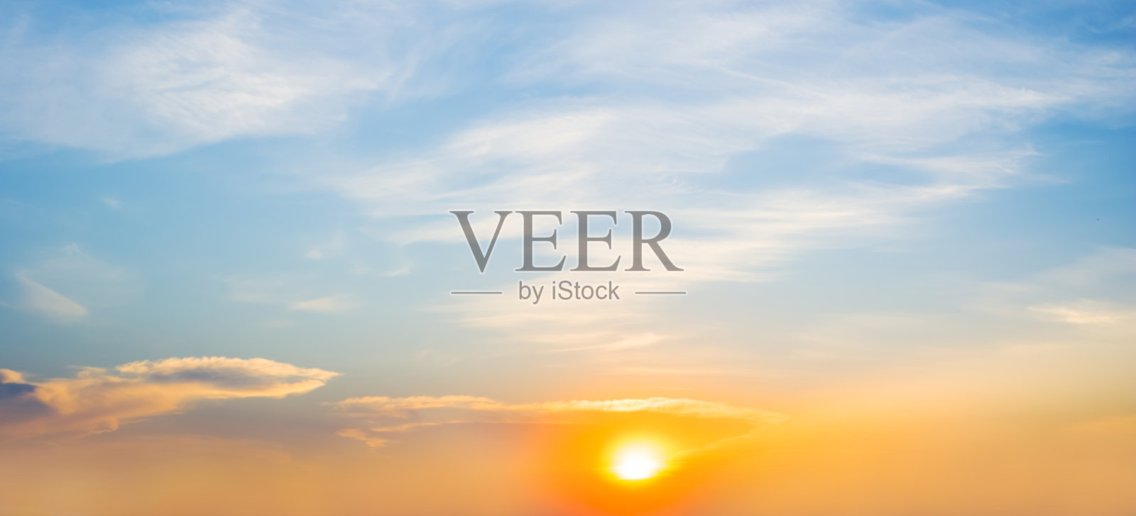 明亮的晚霞越过多云的天空，黄昏自然的背景照片摄影图片