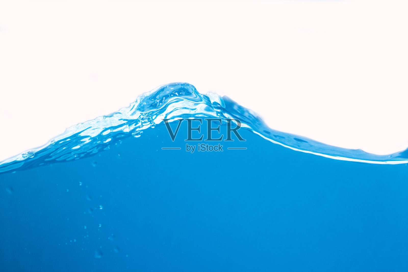 干净的蓝色海浪孤立在白色的背景照片摄影图片