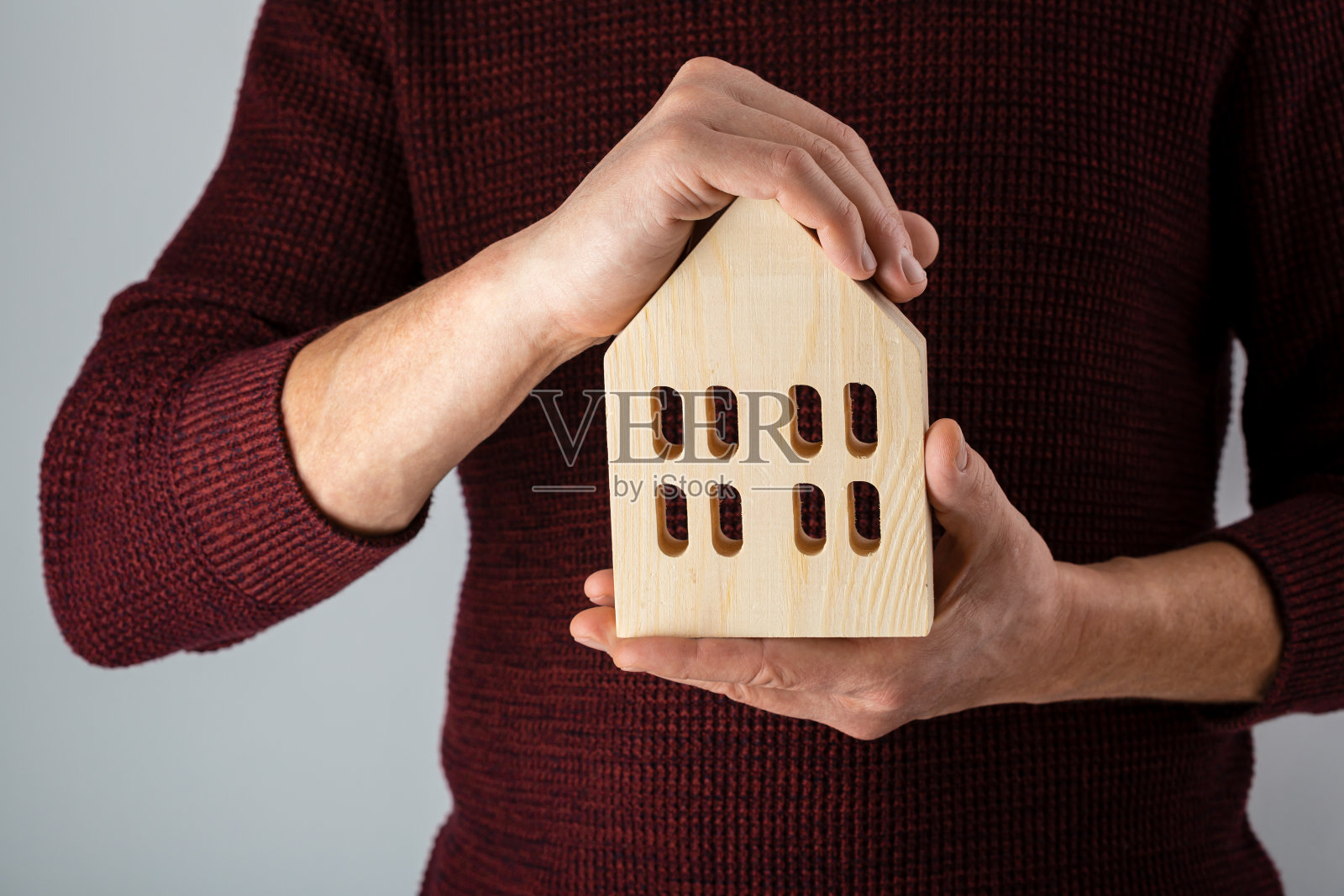 木制房子在手照片摄影图片