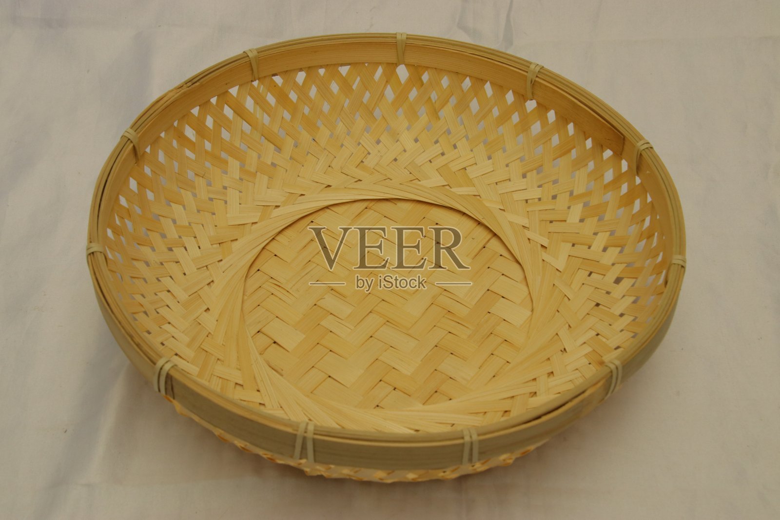 圆编织的水果和面包竹篮。面包容器照片摄影图片