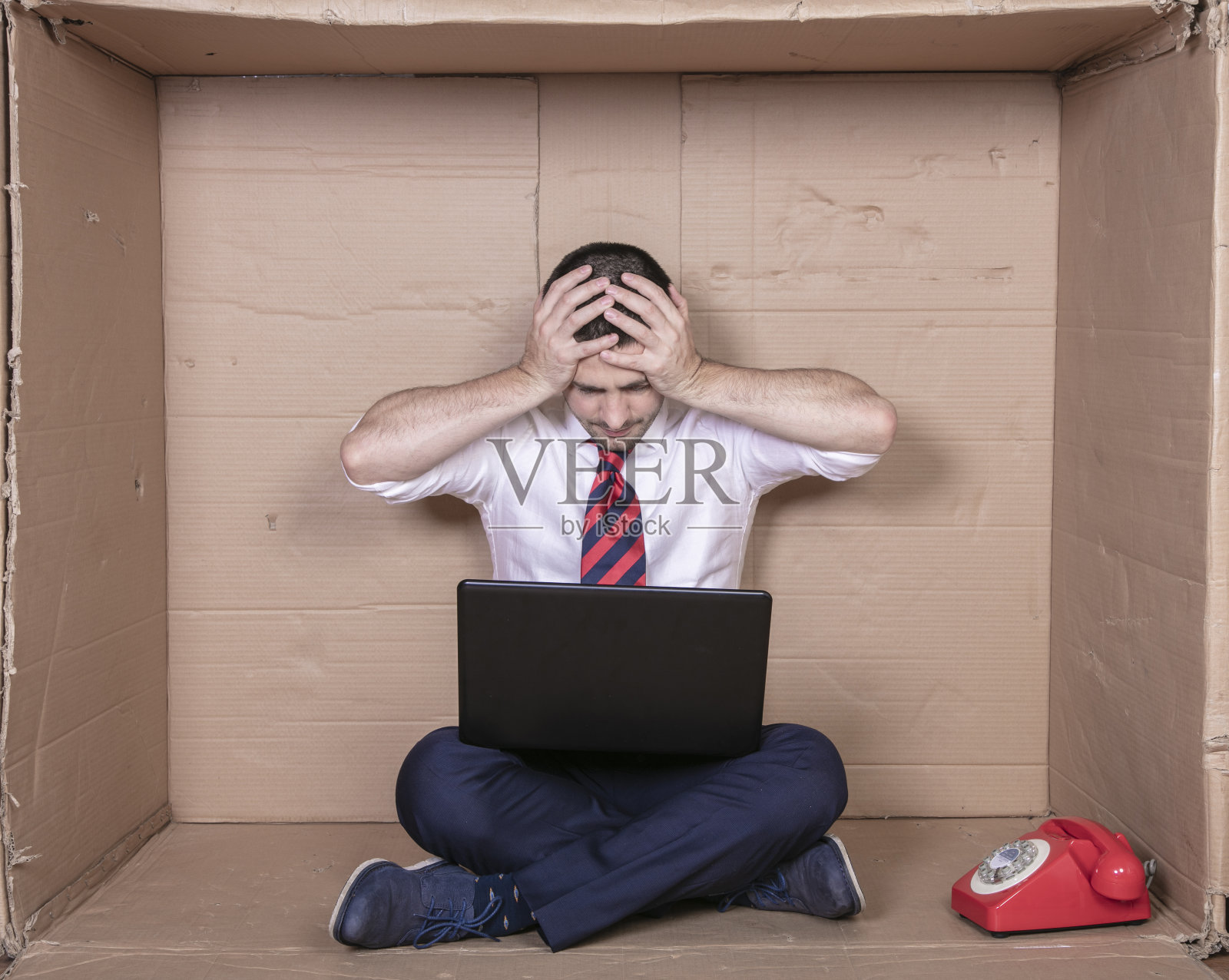 惊讶的商人在他的笔记本电脑上阅读惊人的信息照片摄影图片